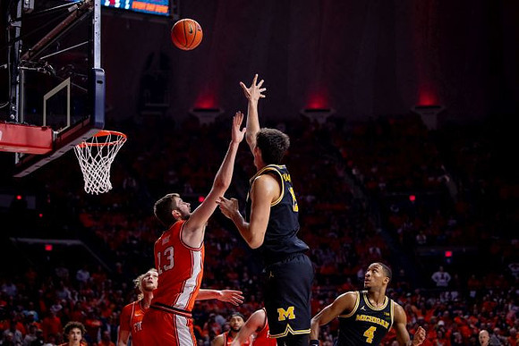 Aday Mara (15) and Nimari Burnett (4)