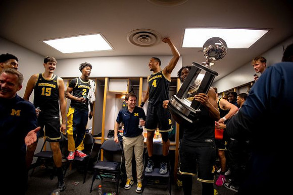 Dusty May, Morez Johnson Jr. (21), Big Ten Championship Trophy, and Michigan Team