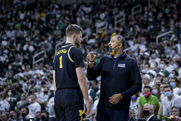 Hunter Dickinson (1) and Juwan Howard