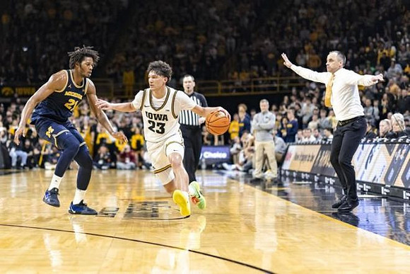 Morez Johnson Jr. (21) and Iowa Head Coach Ben McCollum