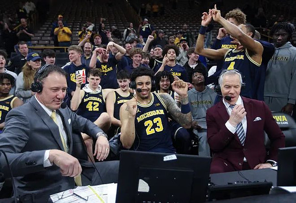 Yaxel Lendeborg (23) and Michigan Team