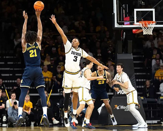 Morez Johnson Jr. (21) and Yaxel Lendeborg (23)