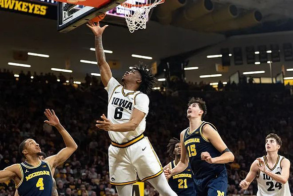 Nimari Burnett (4), Morez Johnson Jr. (21), and Aday Mara (15)