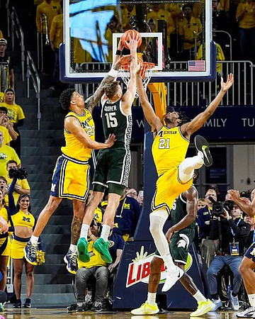 Yaxel Lendeborg (23) and Morez Johnson Jr. (21)