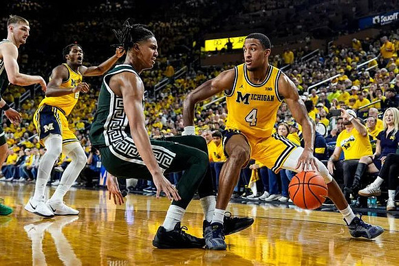 Morez Johnson Jr. (21) and Nimari Burnett (4)