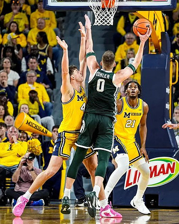 Will Tschetter (42) and Morez Johnson Jr. (21)