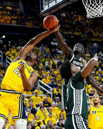 Morez Johnson Jr. (21) and Nimari Burnett (4)