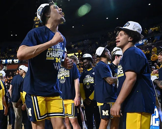 Yaxel Lendeborg (23), Howard Eisley Jr. (7), and Michigan Team