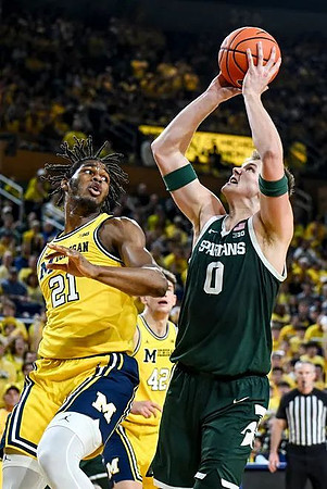 Morez Johnson Jr. (21) and Will Tschetter (42)