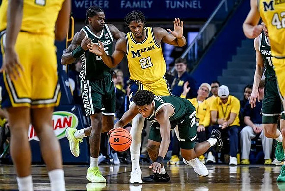 Morez Johnson Jr. (21) and Will Tschetter (42)