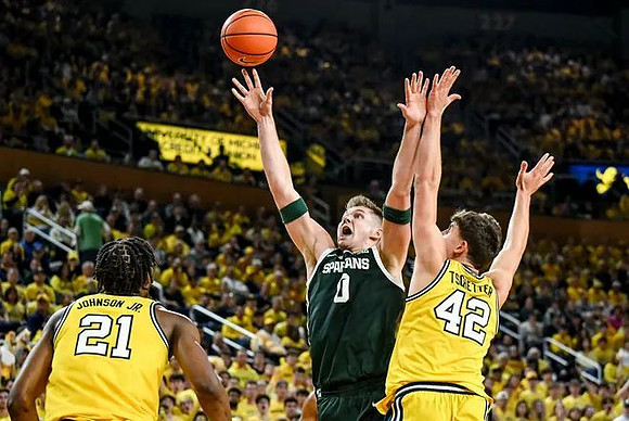 Morez Johnson Jr. (21) and Will Tschetter (42)