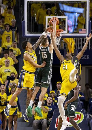 Yaxel Lendeborg (23) and Morez Johnson Jr. (21)