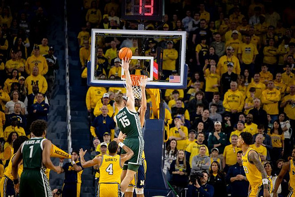 Nimari Burnett (4) and Yaxel Lendeborg (23)