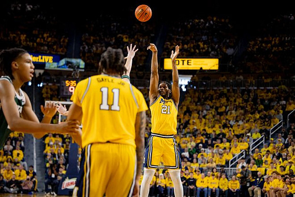 Roddy Gayle Jr. (11) and Morez Johnson Jr. (21)