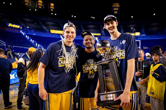 Will Tschetter (42), Roddy Gayle Jr. (11), Aday Mara (15), and Big Ten Championship Trophy