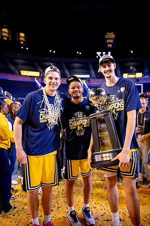 Will Tschetter (42), Roddy Gayle Jr. (11), Aday Mara (15), and Big Ten Championship Trophy