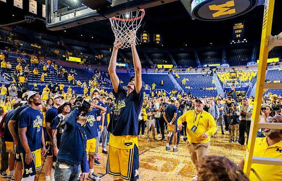 Aday Mara (15) and Michigan Team
