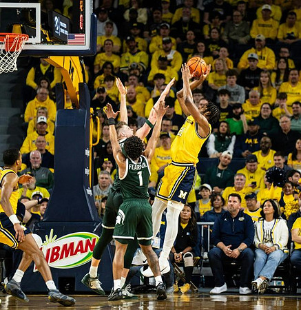 Morez Johnson Jr. (21) and Nimari Burnett (4)