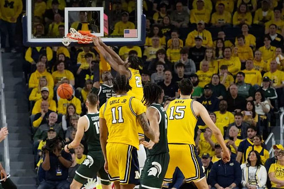 Roddy Gayle Jr. (11), Morez Johnson Jr. (21), and Aday Mara (15)