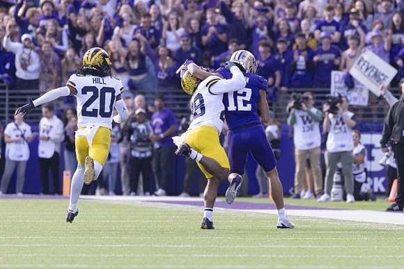 Jyaire Hill (20) and Quinten Johnson (28)