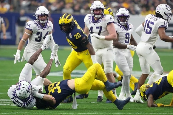 Kalel Mullings (20) and Joe Taylor (39)