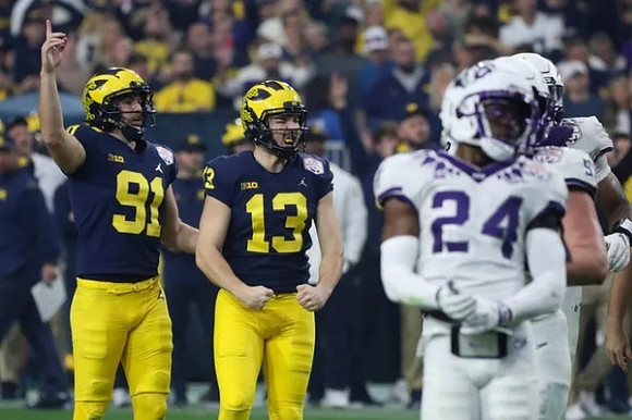 Brad Robbins (91) and Jake Moody (13)