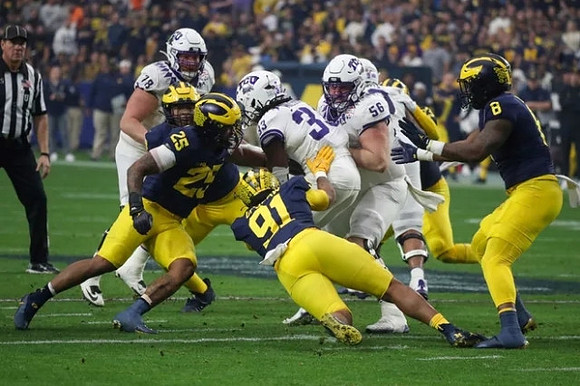Junior Colson (25), Taylor Upshaw (91), and Derrick Moore (8)