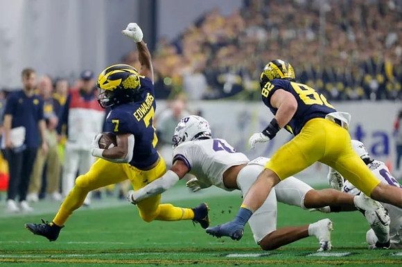 Donovan Edwards (7) and Max Bredeson (82)