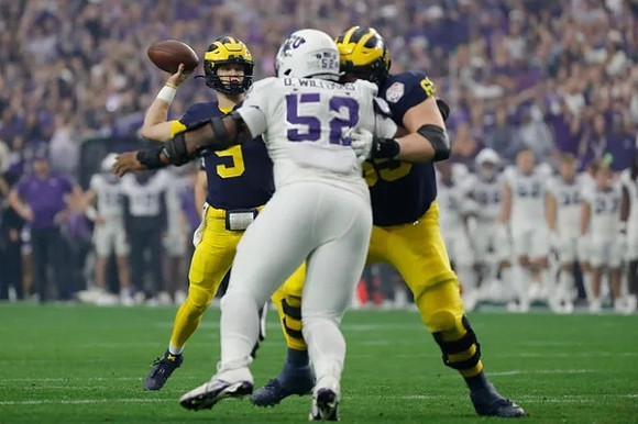 J.J. McCarthy (9) and Zak Zinter (65)