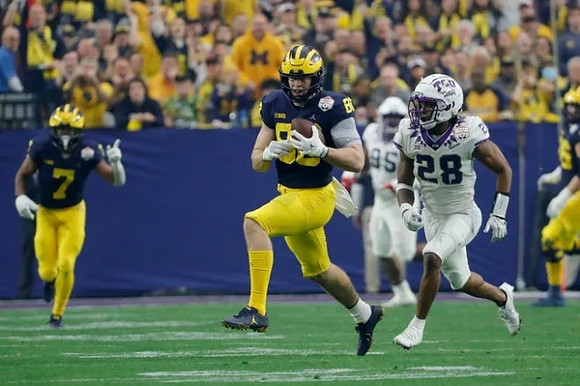Donovan Edwards (7) and Luke Schoonmaker (86)