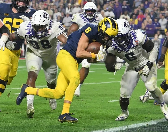 Zak Zinter (65) and Ronnie Bell (8)