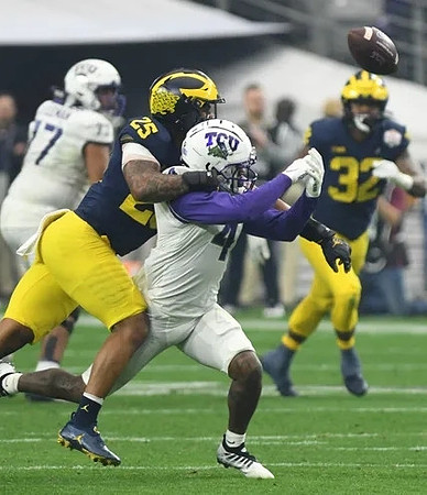 Junior Colson (25) and Jaylen Harrell (32)