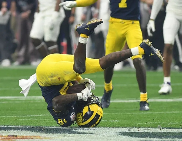Rod Moore (19) and Makari Paige (7)