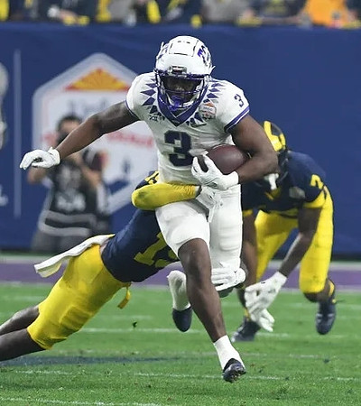 Rod Moore (19) and Makari Paige (7)