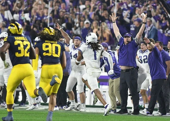 Jaylen Harrell (32), Mike Morris (90), and Texas Christian Head Coach Sonny Dykes
