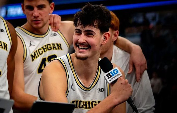 Aday Mara (15) and Michigan Team