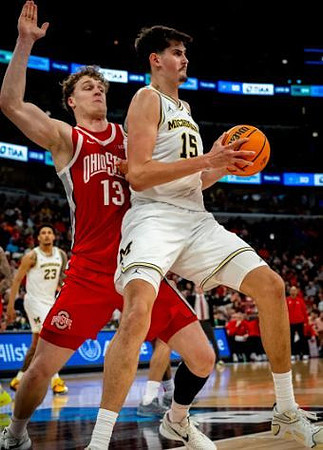 Yaxel Lendeborg (23) and Aday Mara (15)