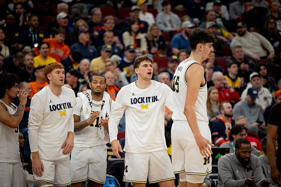 Aday Mara (15) and Michigan Team