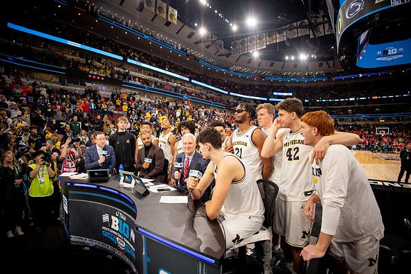Aday Mara (15) and Michigan Team