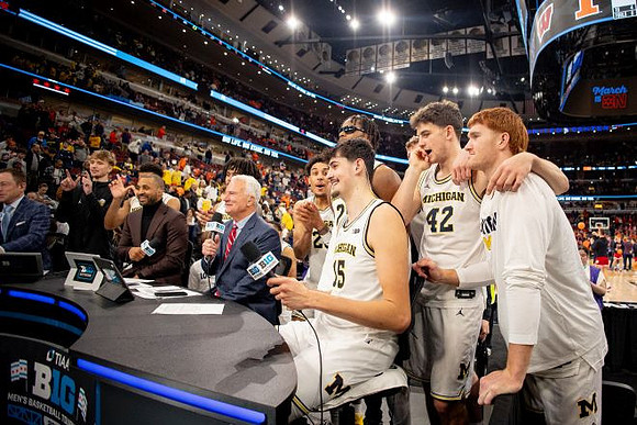 Aday Mara (15) and Michigan Team