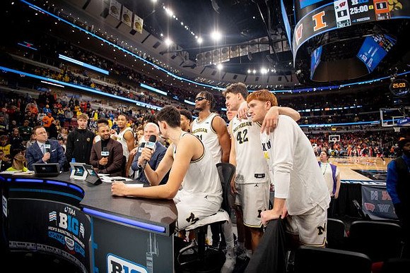 Aday Mara (15) and Michigan Team