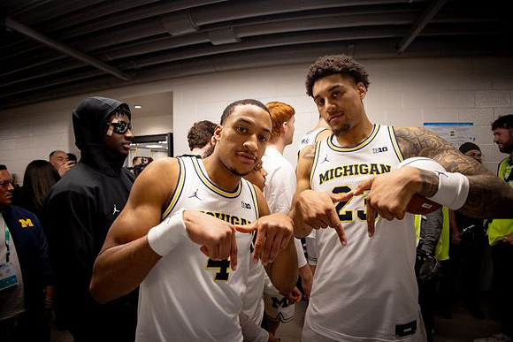 Nimari Burnett (4), Yaxel Lendeborg (23), and Michigan Team