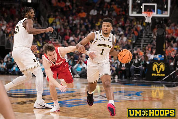 Morez Johnson Jr. (21) and Trey McKenney (1)