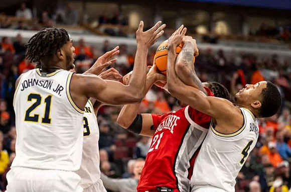 Morez Johnson Jr. (21) and Nimari Burnett (4)