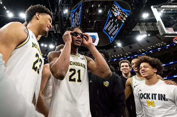 Morez Johnson Jr. (21) and Michigan Team