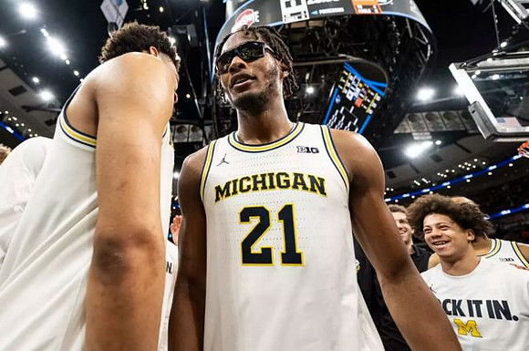 Morez Johnson Jr. (21) and Michigan Team