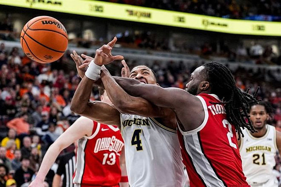 Nimari Burnett (4) and Morez Johnson Jr. (21)