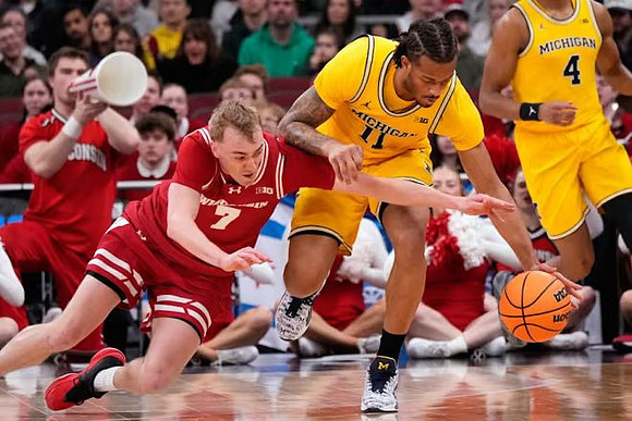 Roddy Gayle Jr. (11) and Nimari Burnett (4)