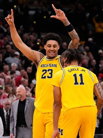 Yaxel Lendeborg (23) and Roddy Gayle Jr. (11)