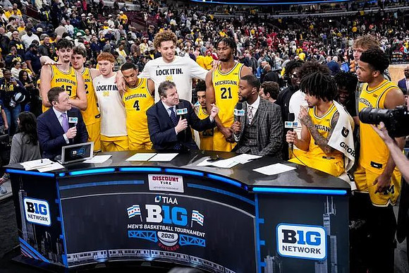 Elliot Cadeau (3) and Michigan Team